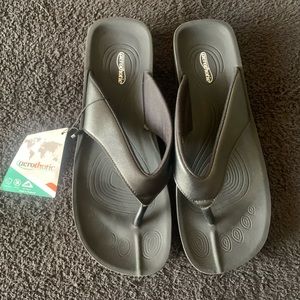 Aerothotic women’s orthotic flip flop sandal , size 11 , color is pearly black